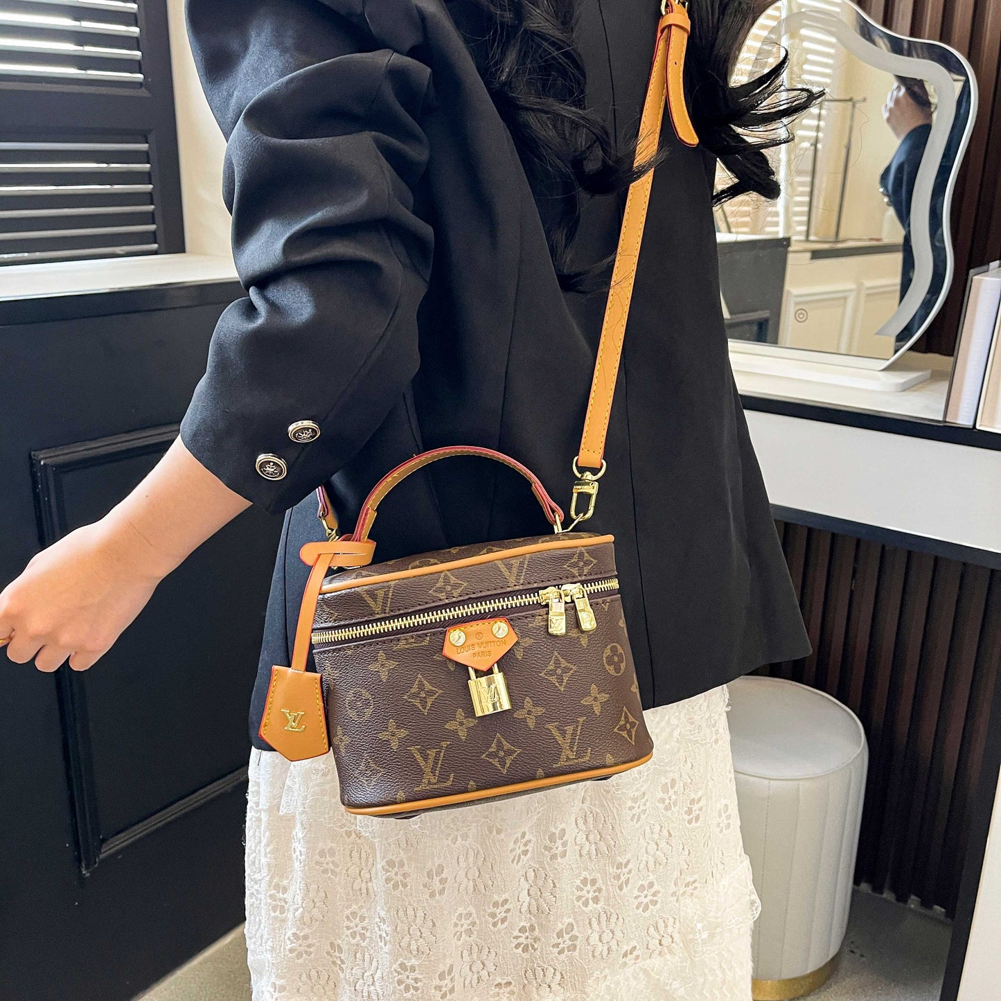 Vintage-Inspired Box kézitáska – Elegant Monogram Tote Box