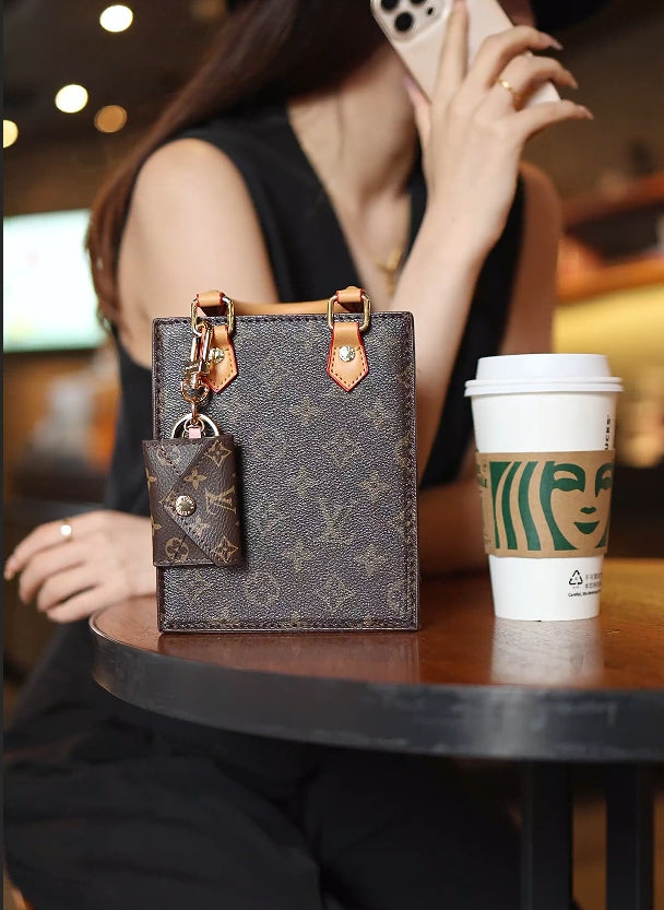 Bolso para teléfono con llavero elaborado por un diseñador famoso
