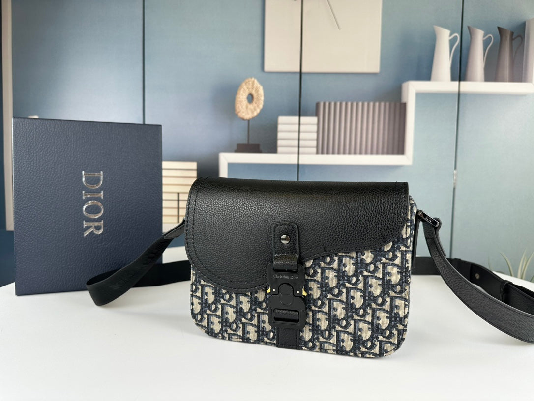 Klasická kožená crossbody kabelka – minimalistický design, maximální funkčnost