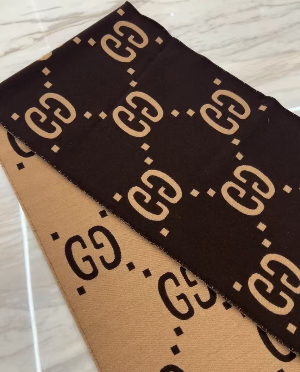 Scarf Monagram Cniotáilte Dhá Thaobh Chluthar – Só Geimhridh Riachtanach