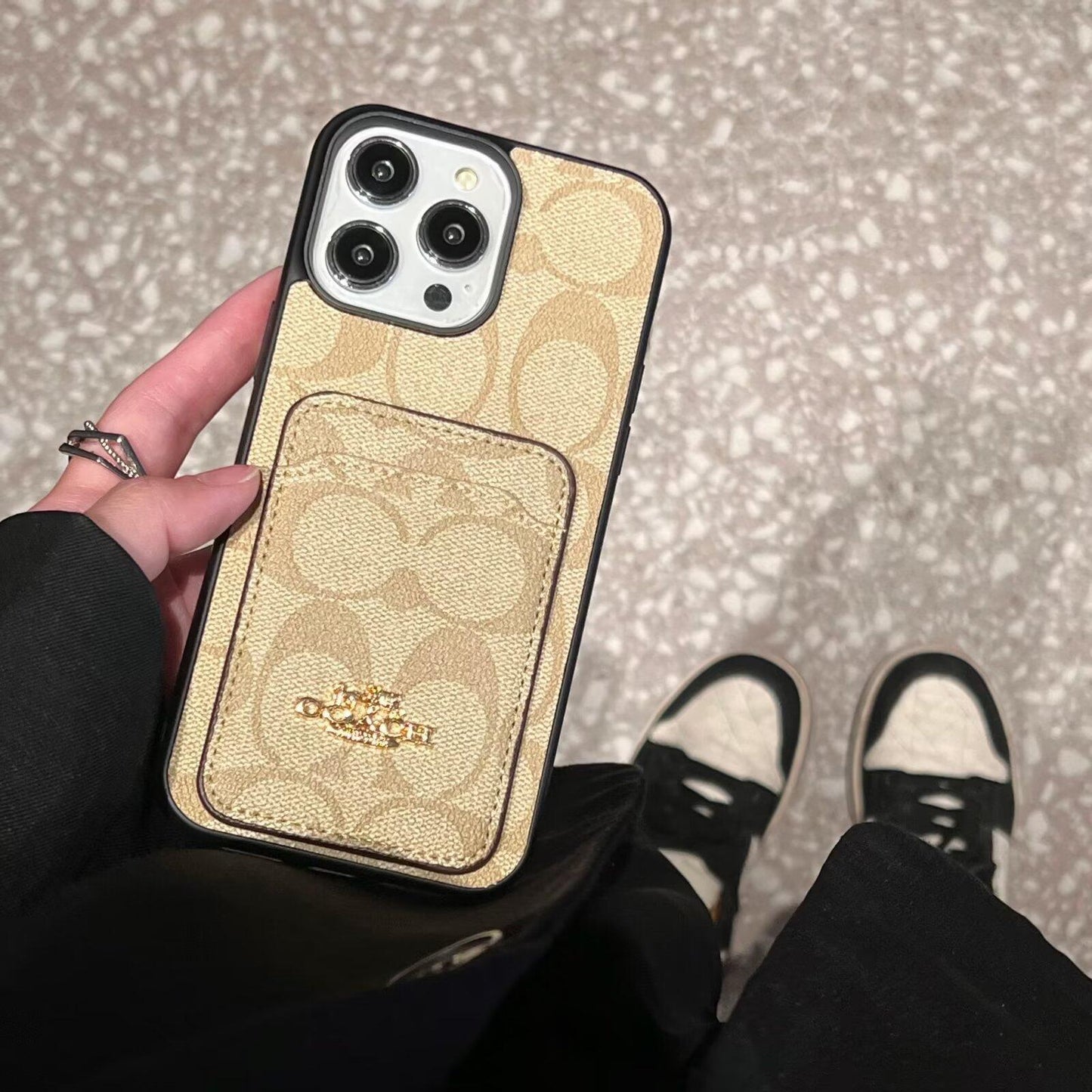 Skórzane etui na iPhone'a w klasycznej torbie na karty