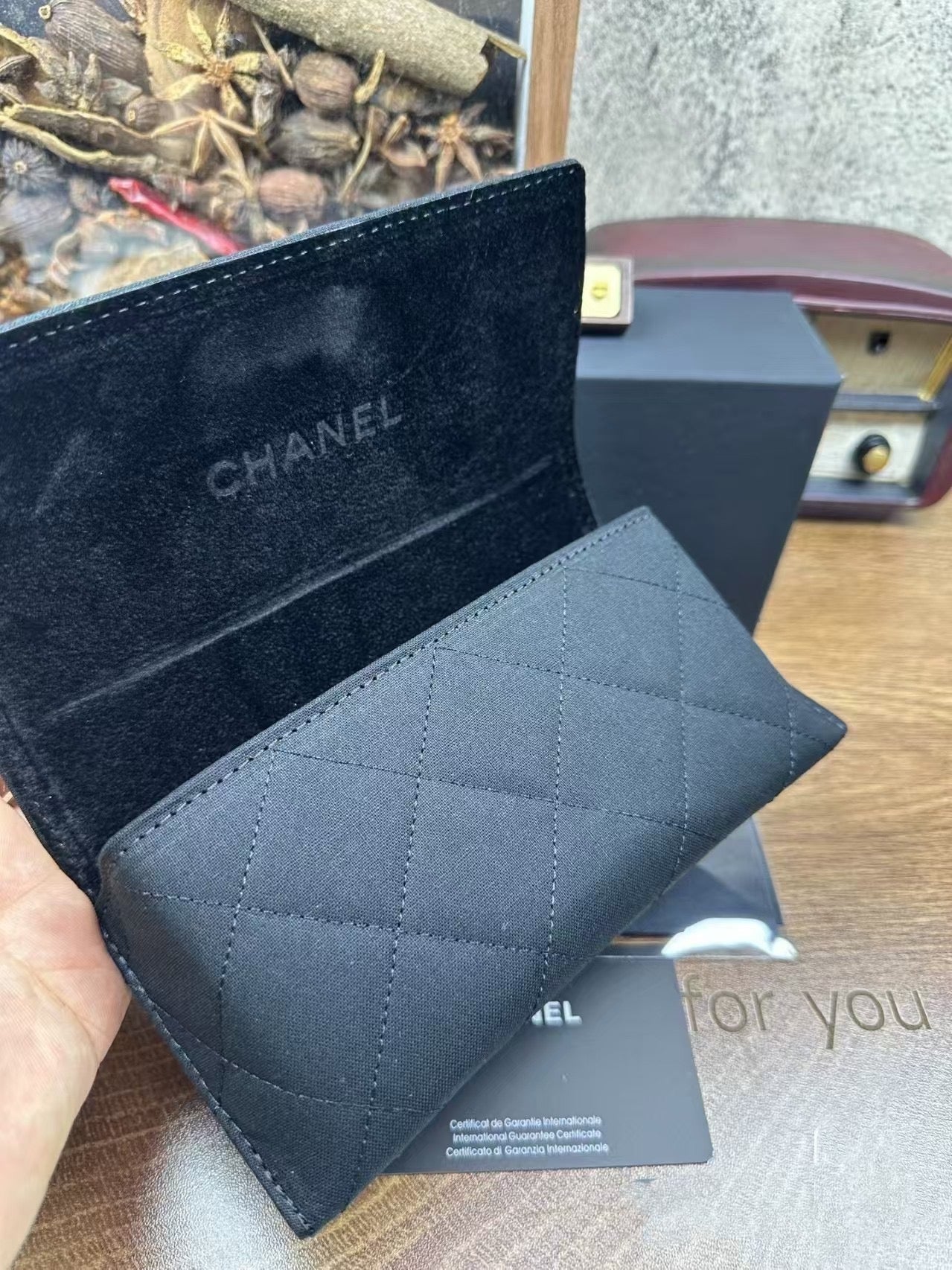 Estuche clásico para anteojos con patrón de celosía de diamantes y detalles en metal