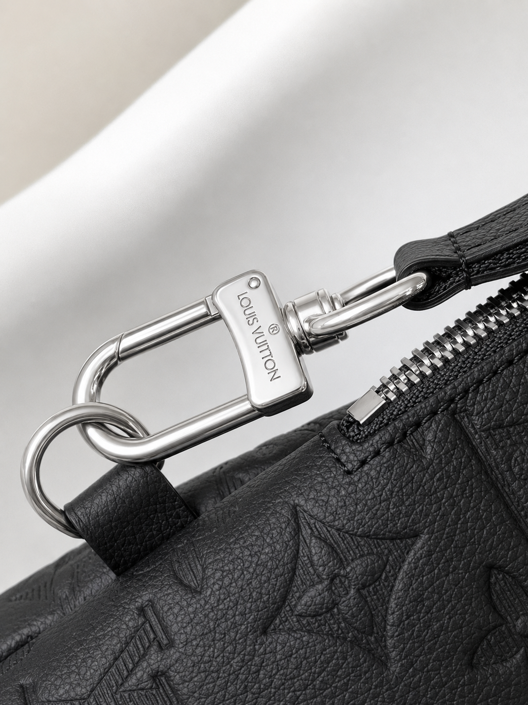 Minimalistische Brusttasche mit abnehmbarem Beutel