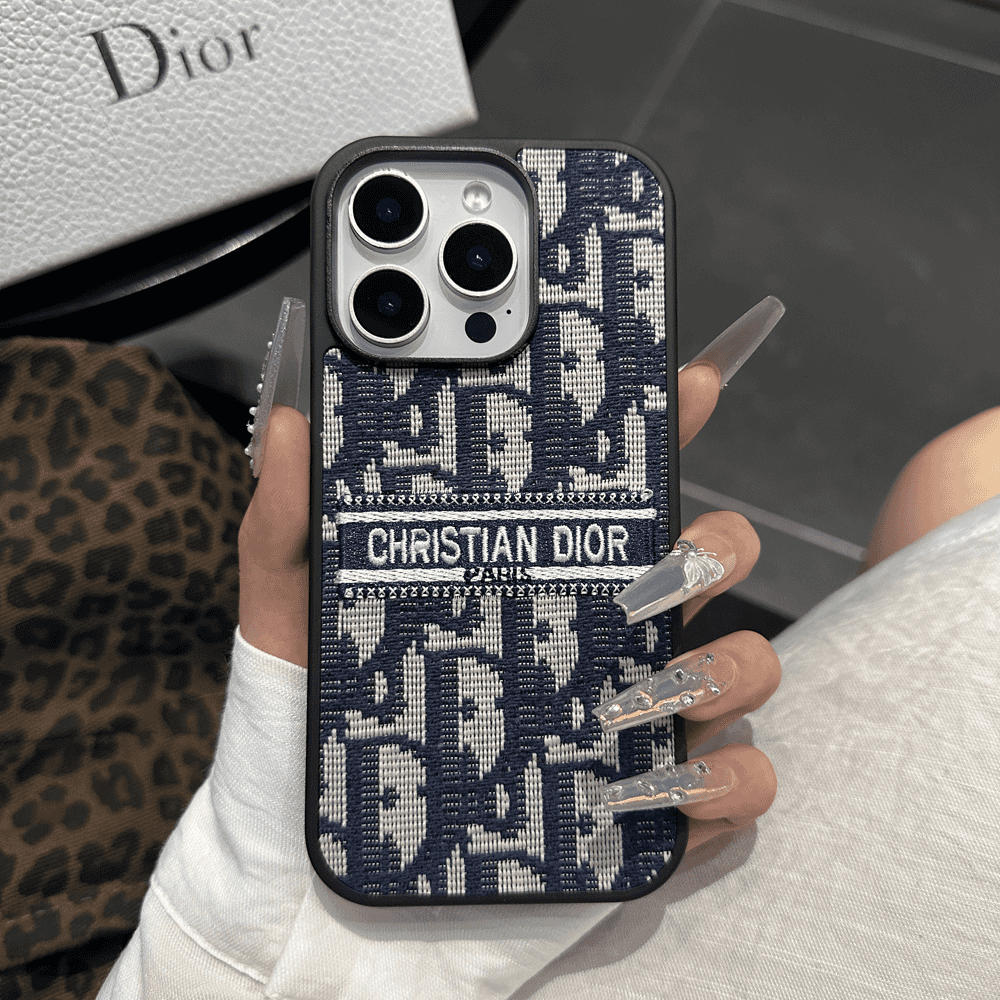 Dizajnovo inšpirované látkové puzdro na iPhone s vyšívaným detailom
