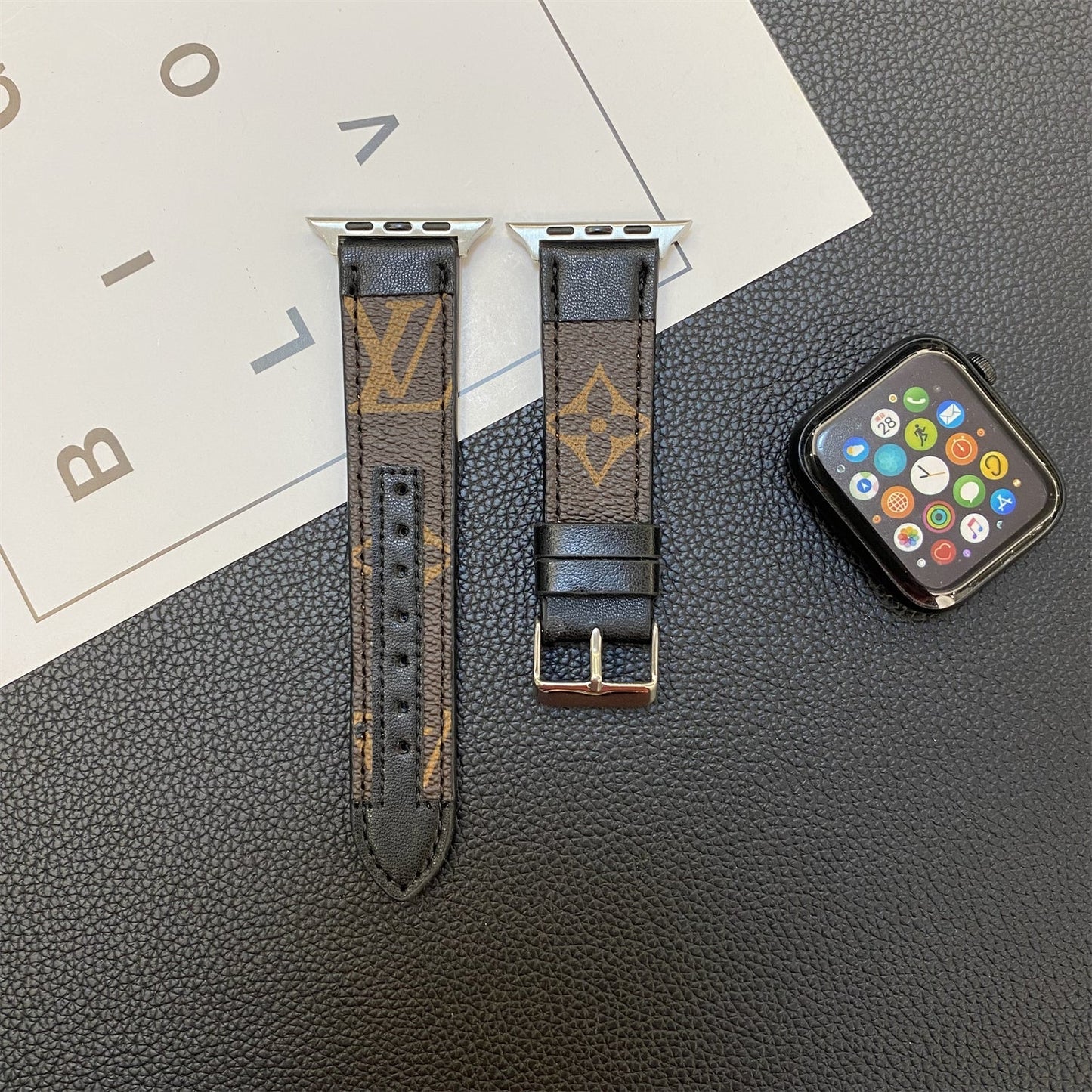PASEK DO ZEGARKA APPLE SKÓRZONY MONOGRAM Z PRZESZYCIAMI