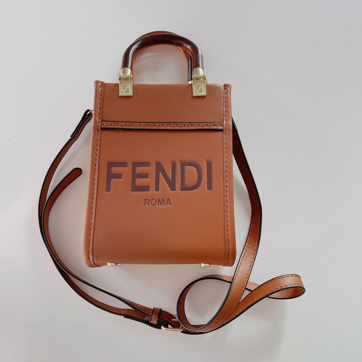 Klasická kabelka s crossbody popruhem