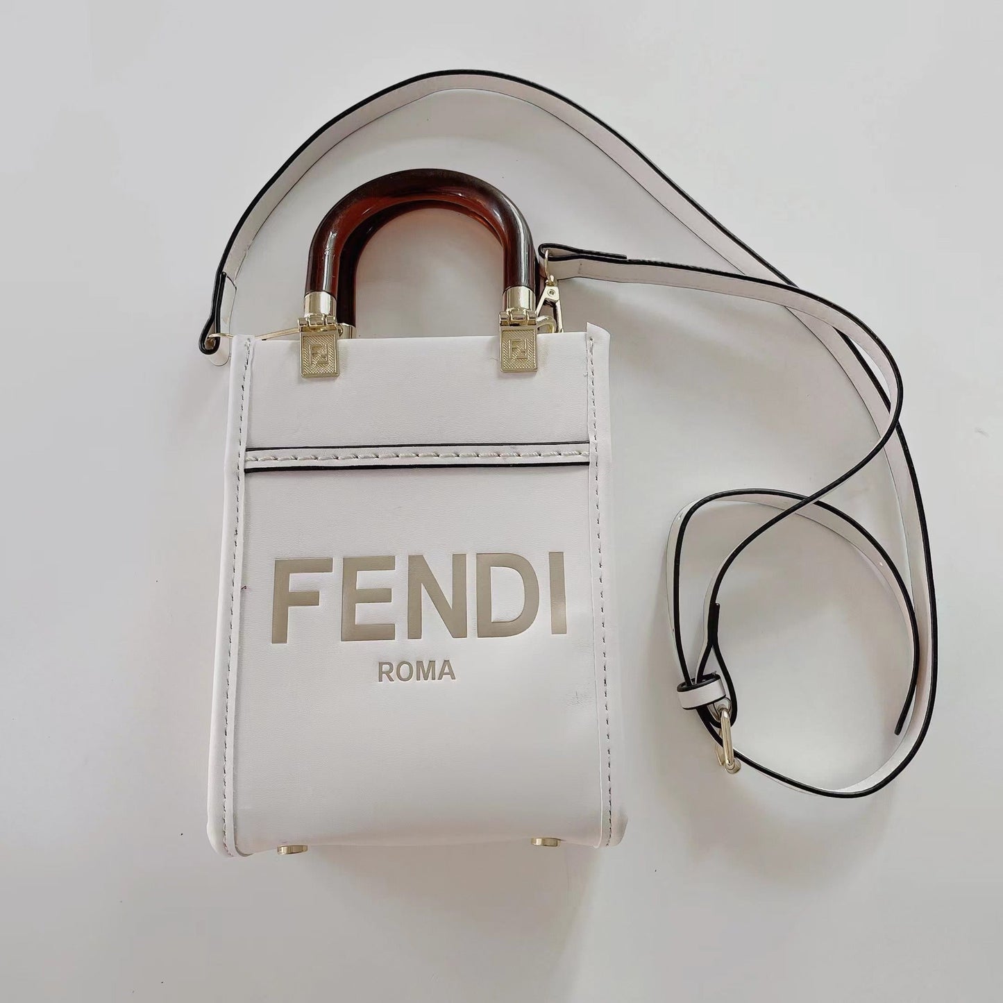 Klasická kabelka s crossbody popruhem
