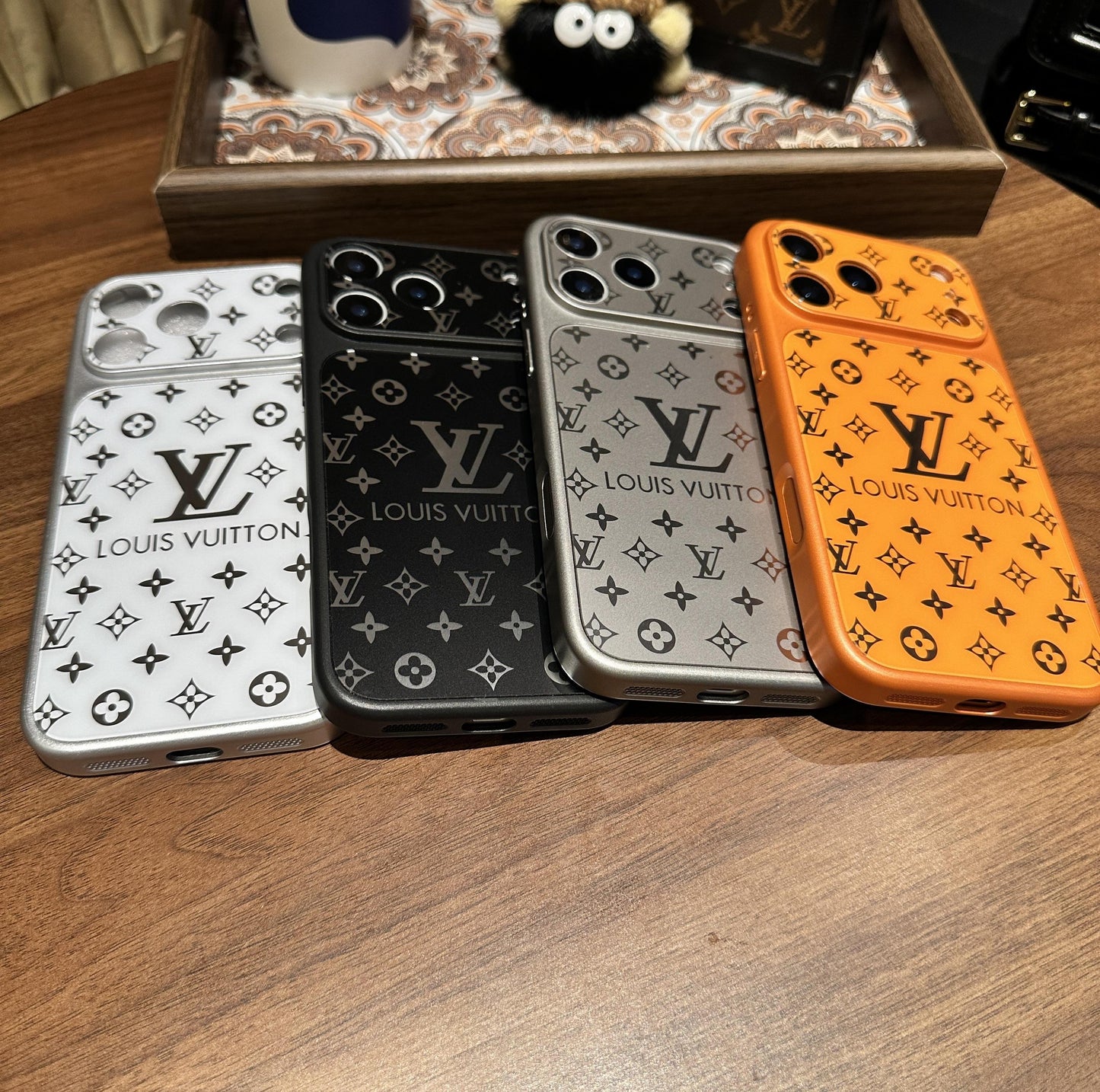 Luxuriöses, mattes Monogram-Gehäuse mit stoßdämpfenden, weichen Kanten