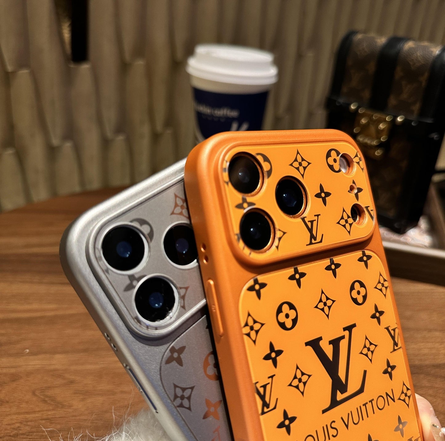 Luxuriöses, mattes Monogram-Gehäuse mit stoßdämpfenden, weichen Kanten