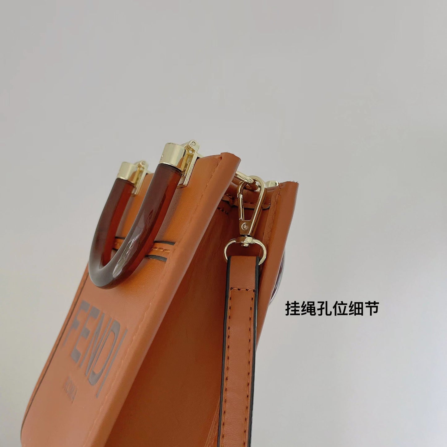 Klasická kabelka s crossbody popruhem
