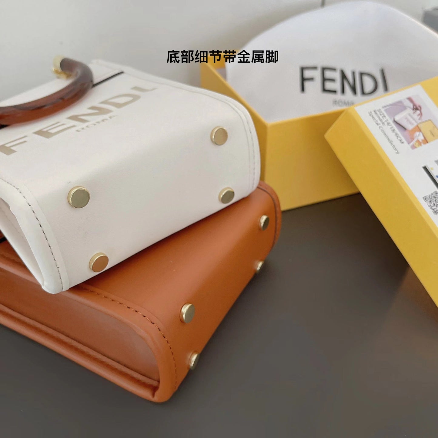 Klasická kabelka s crossbody popruhem