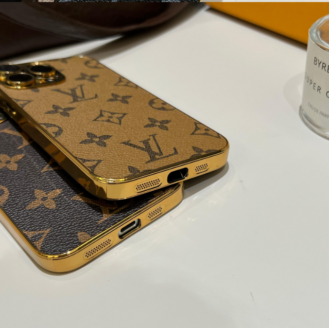 Luxusní klasické pouzdro na iPhone s monogramem a galvanicky pokovenými zlatými okraji