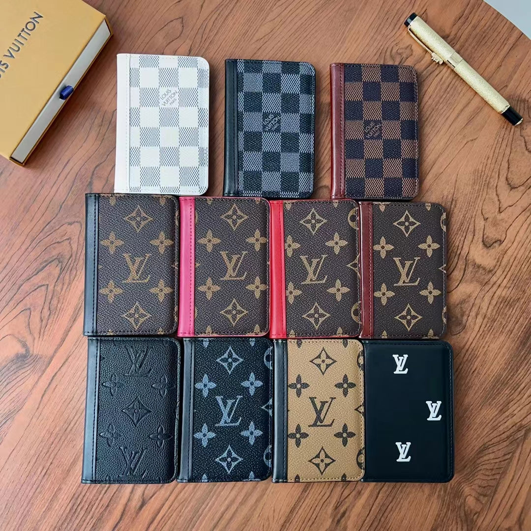 Elegantní kostkované & monogramové peněženky