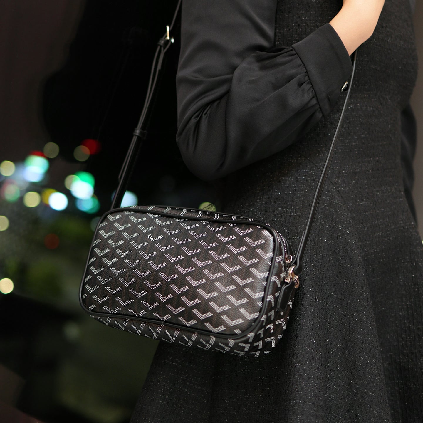 Elegantní kabelka Monogram Crossbody – minimální luxus pro každodenní chvíle