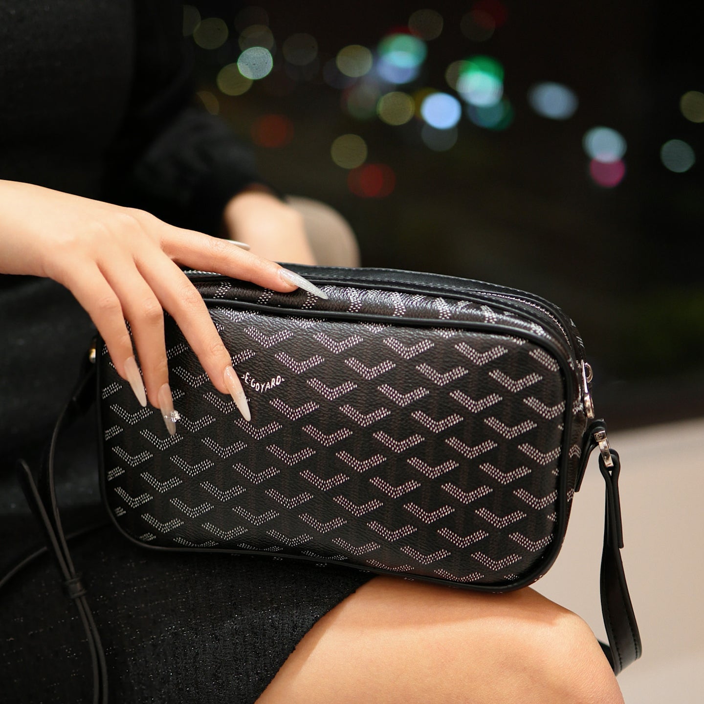 Elegantní kabelka Monogram Crossbody – minimální luxus pro každodenní chvíle