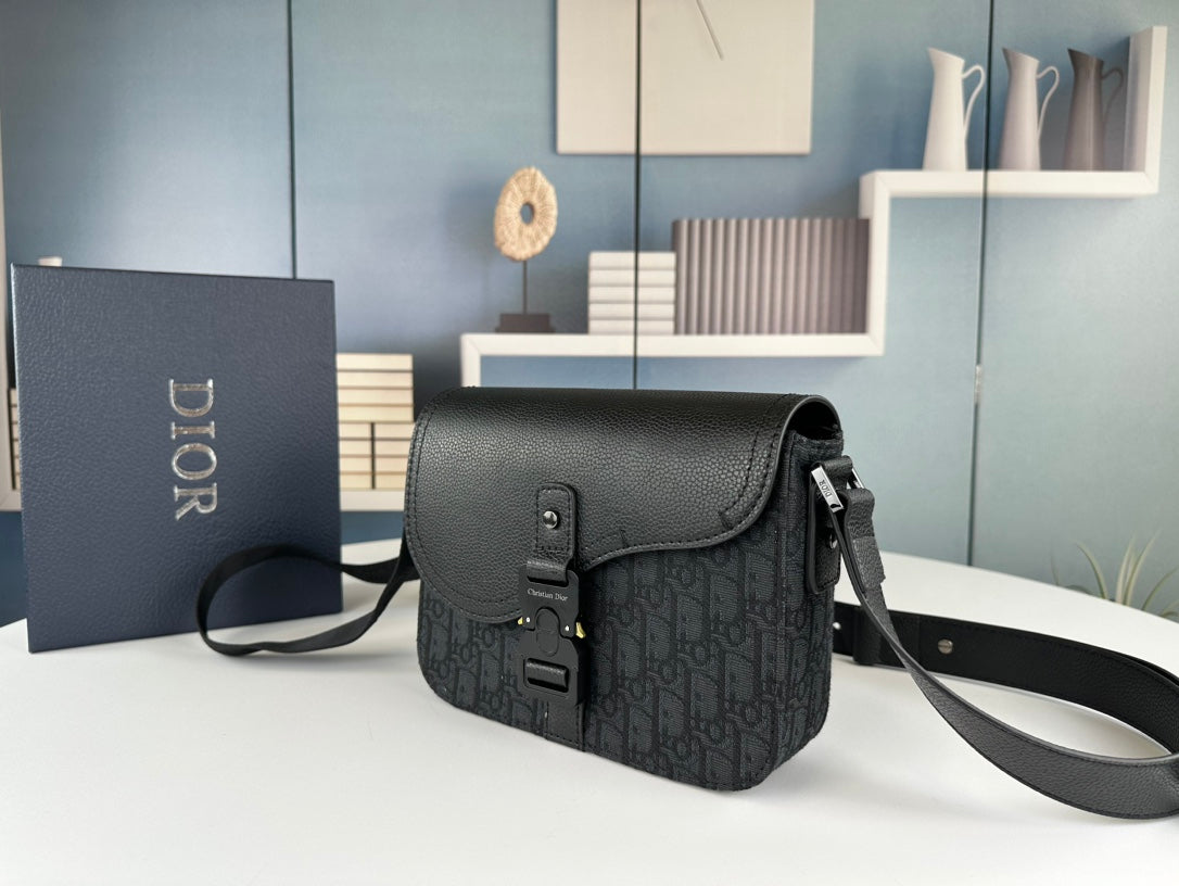 Klasická kožená crossbody kabelka – minimalistický design, maximální funkčnost