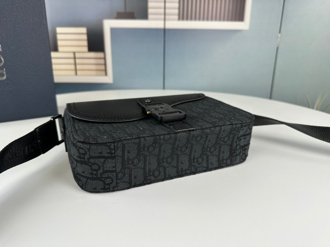 Klasická kožená crossbody kabelka – minimalistický design, maximální funkčnost