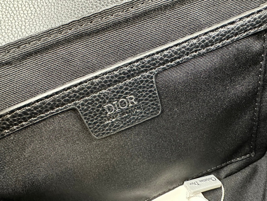 Klasická kožená crossbody kabelka – minimalistický design, maximální funkčnost