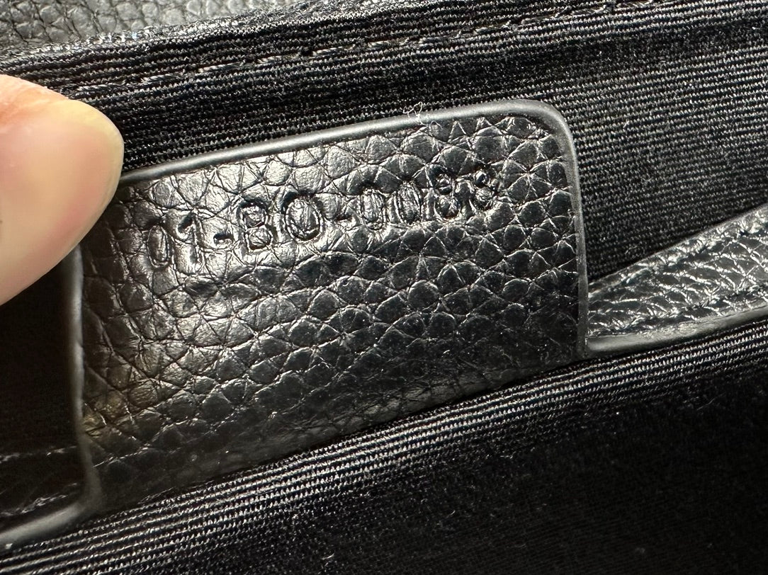 Klasická kožená crossbody kabelka – minimalistický design, maximální funkčnost
