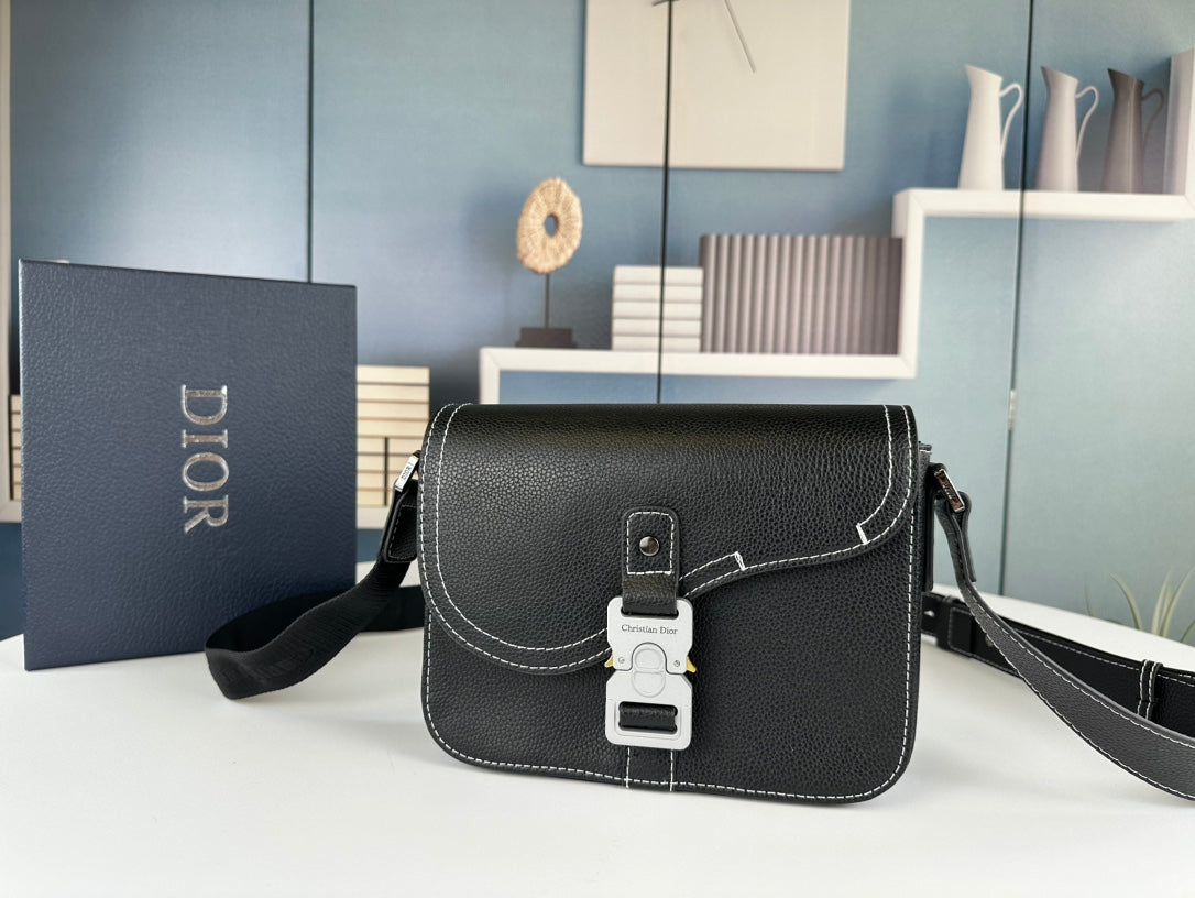 Klasická kožená crossbody kabelka – minimalistický design, maximální funkčnost
