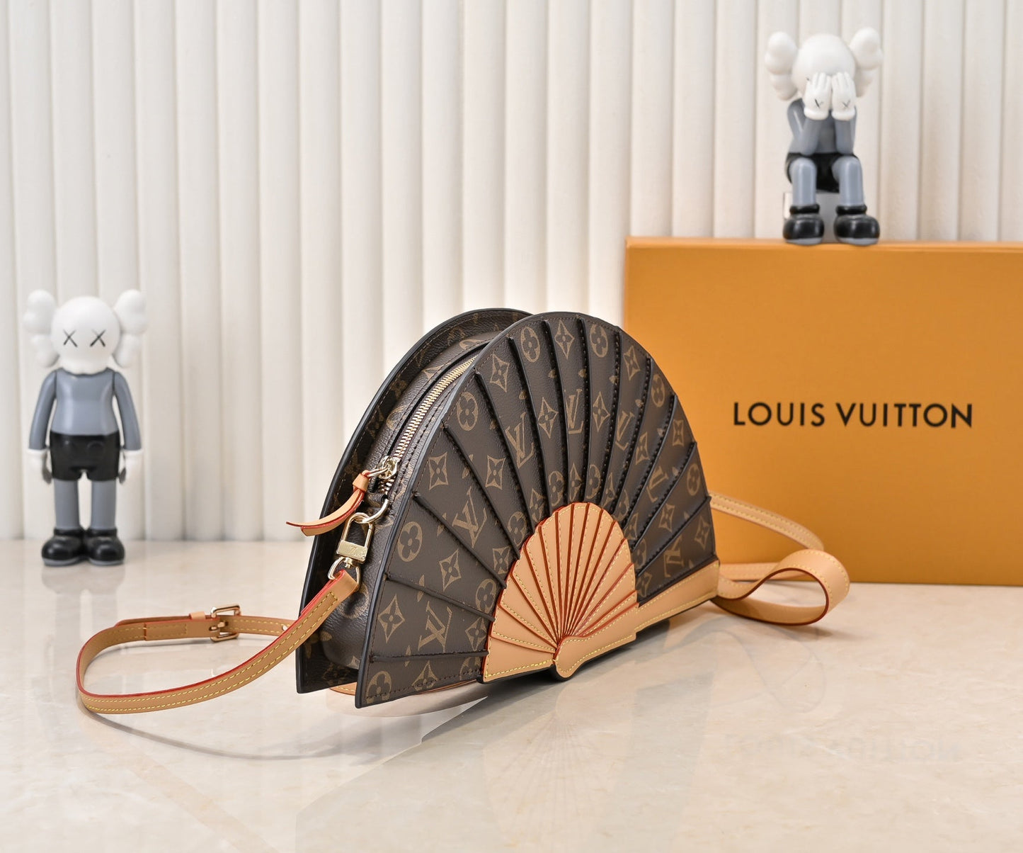 Elegant vifteformet crossbody-taske i læder