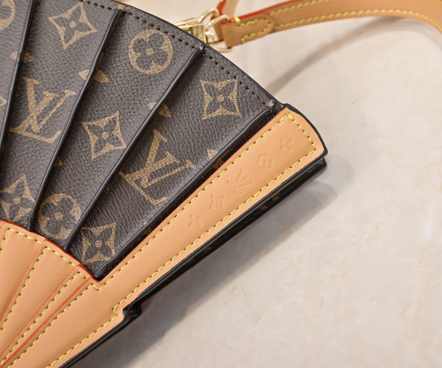 Elegant vifteformet crossbody-taske i læder
