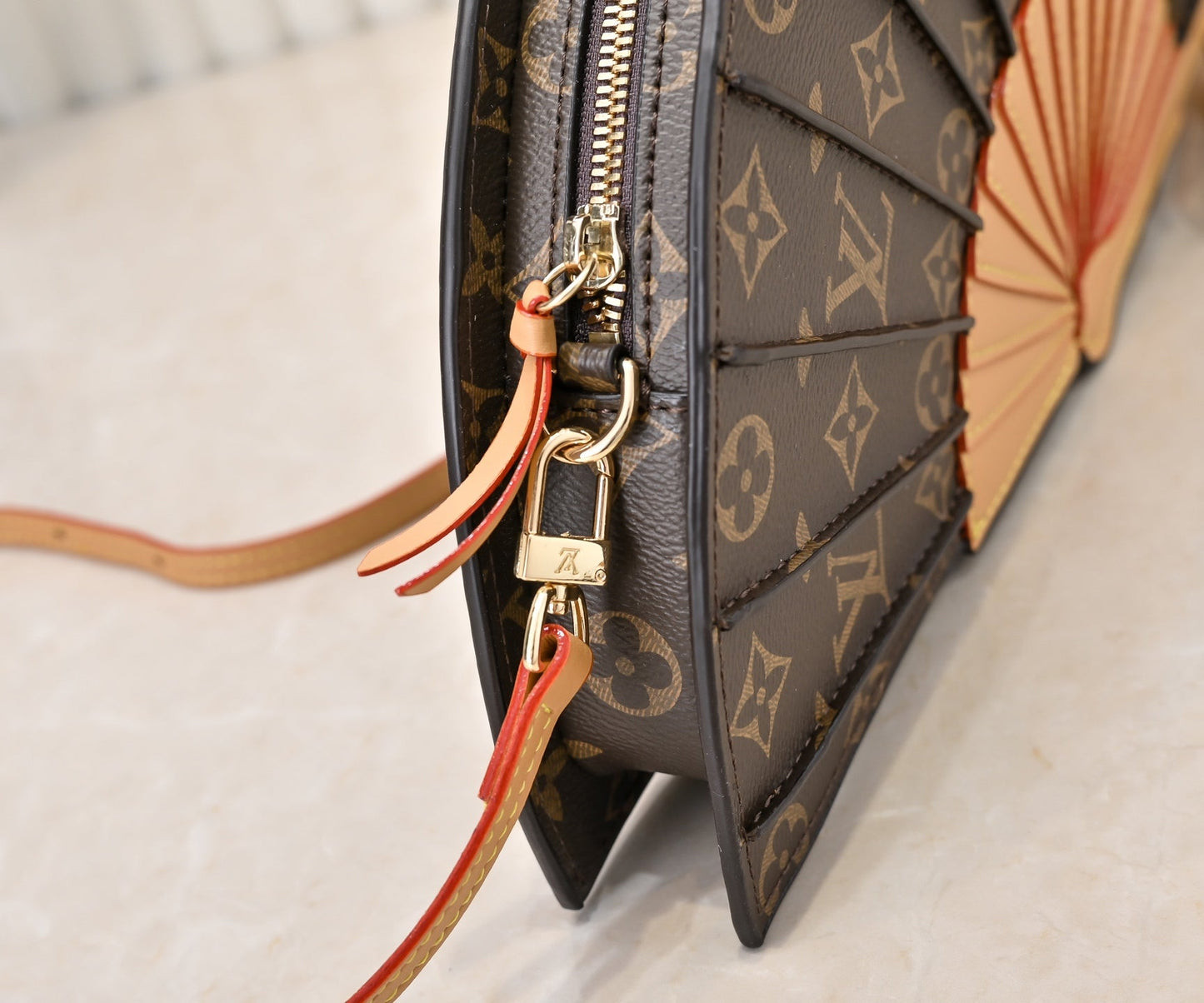 Elegant vifteformet crossbody-taske i læder