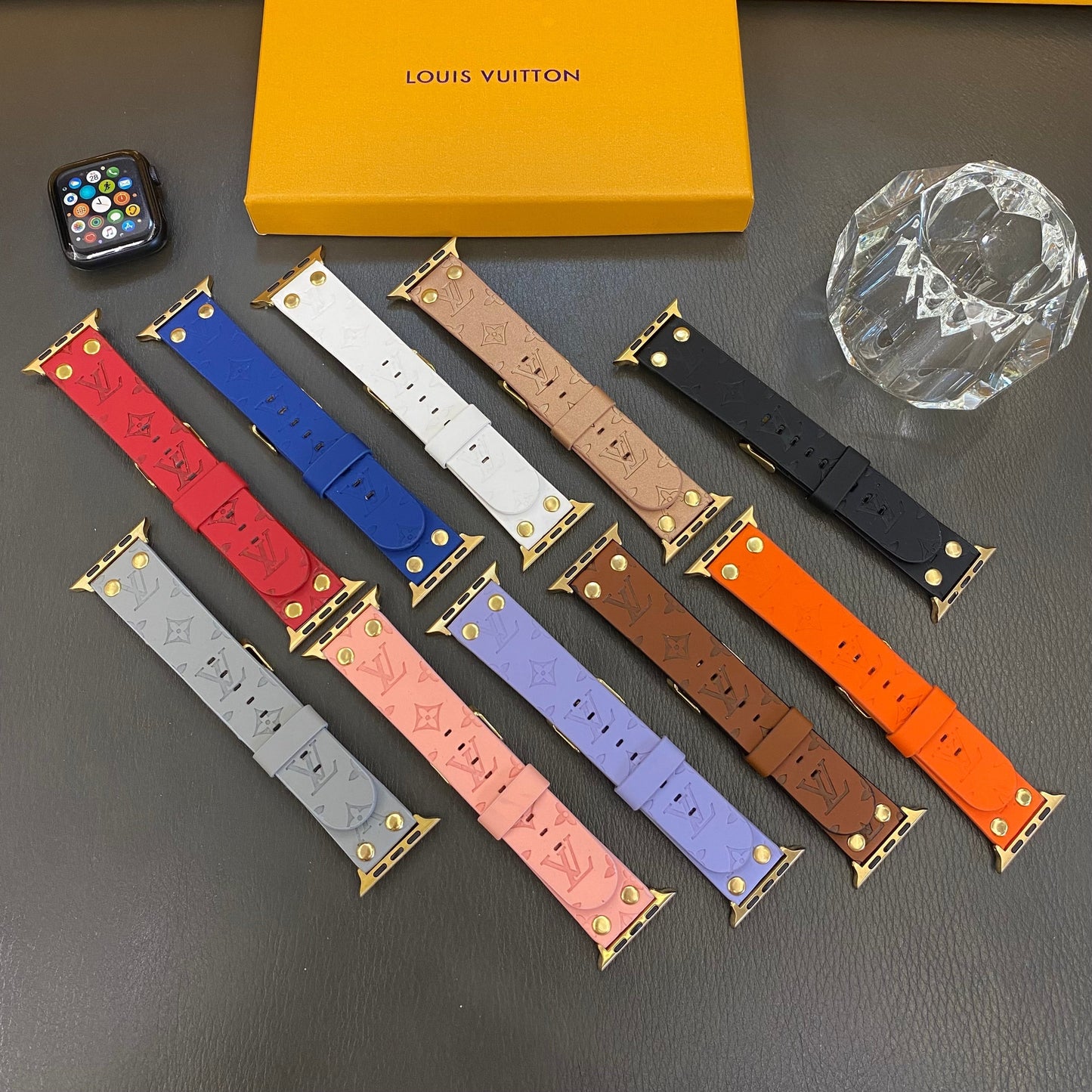 سوار Apple مع زخرفة ومسامير وشعار بارز على WATCH BANDS