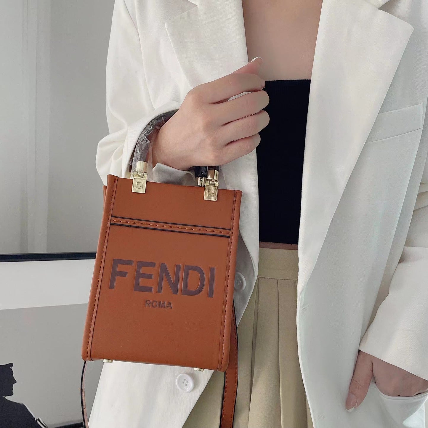 Klasická kabelka s crossbody popruhem