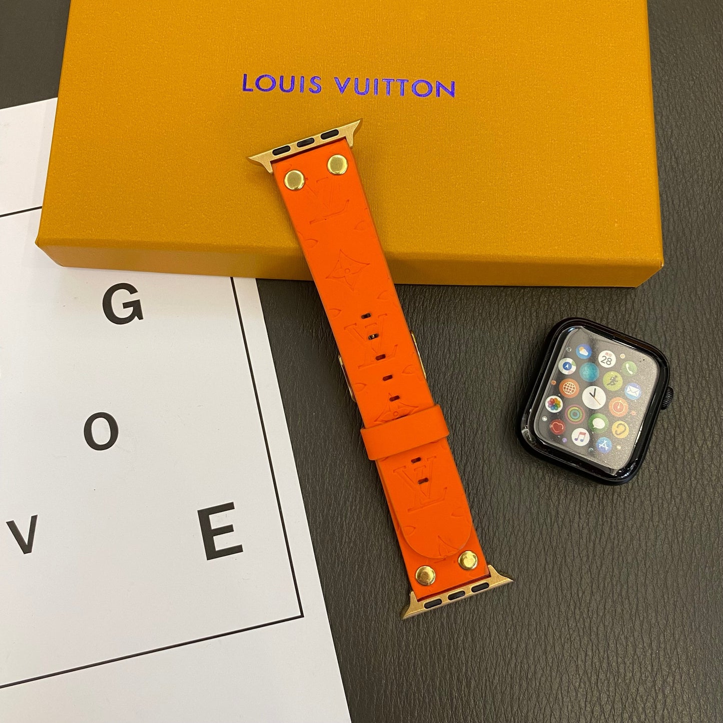 سوار Apple مع زخرفة ومسامير وشعار بارز على WATCH BANDS