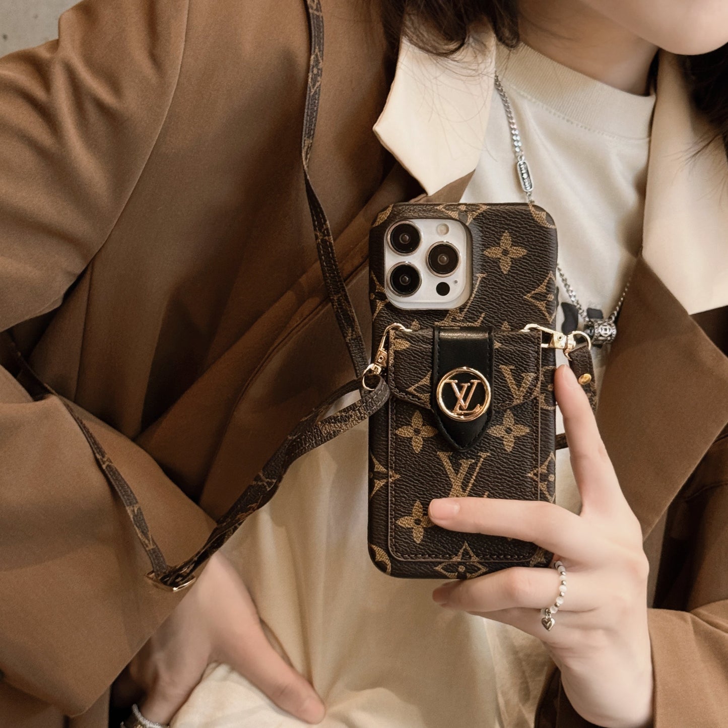 Luxuriöse iPhone-Hülle mit Kartenhalter und Kette