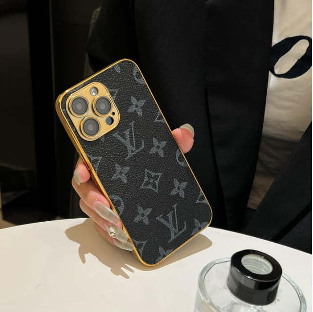 Luxusní klasické pouzdro na iPhone s monogramem a galvanicky pokovenými zlatými okraji