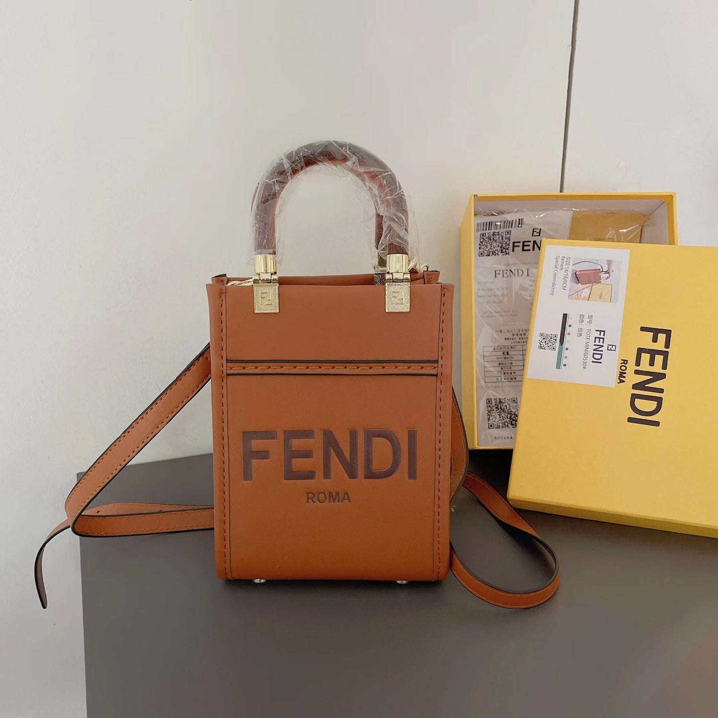 Klasická kabelka s crossbody popruhem