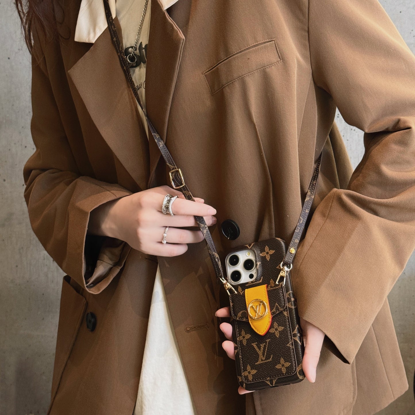 Luxuriöse iPhone-Hülle mit Kartenhalter und Kette