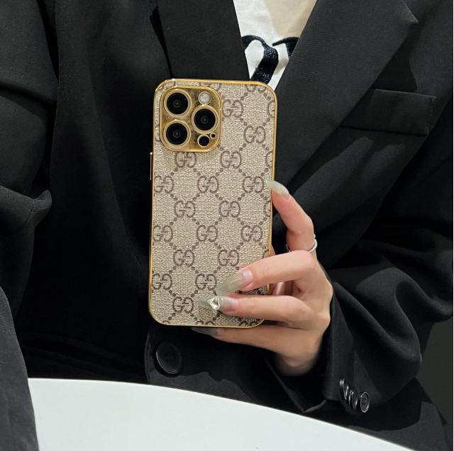 Luxusní klasické pouzdro na iPhone s monogramem a galvanicky pokovenými zlatými okraji