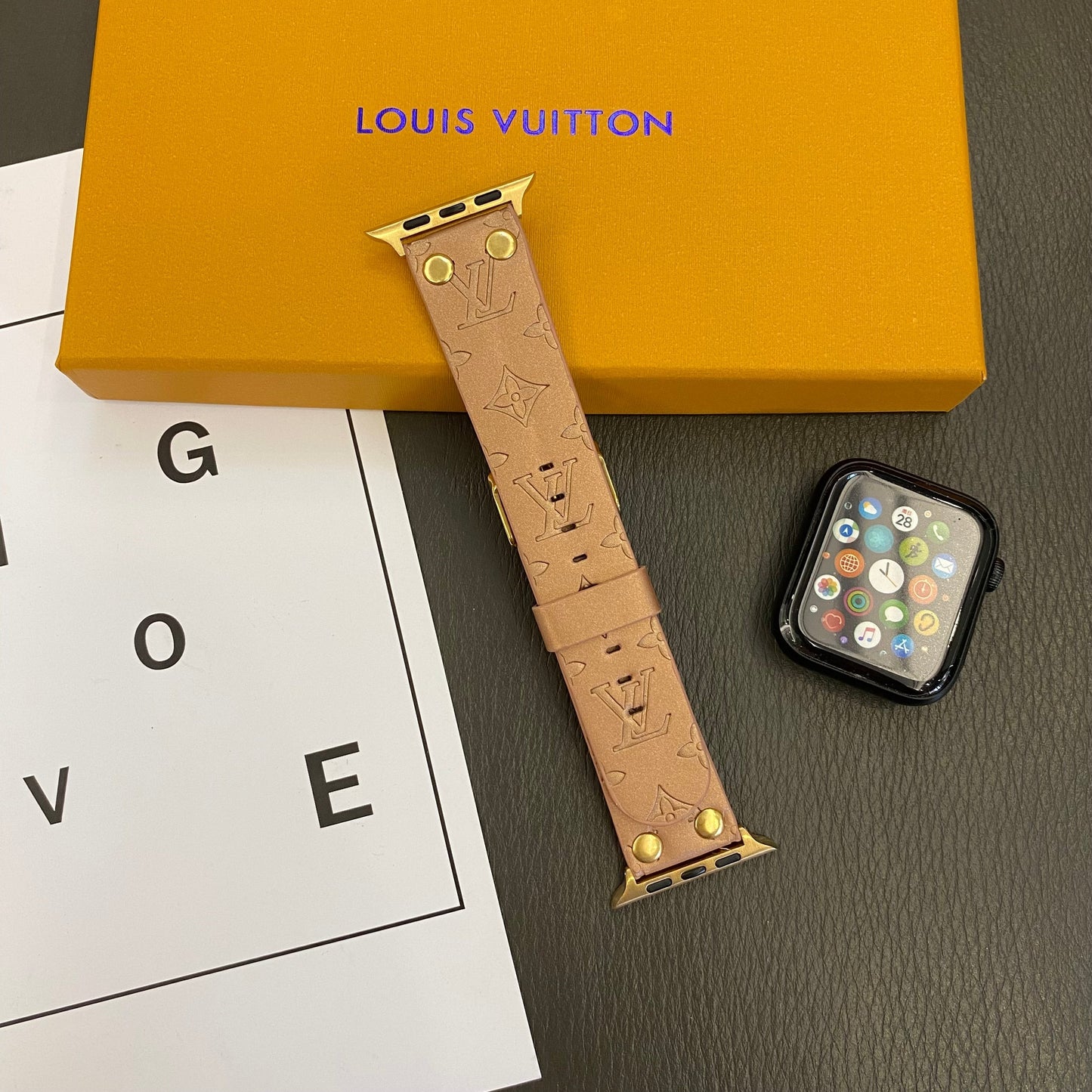 سوار Apple مع زخرفة ومسامير وشعار بارز على WATCH BANDS