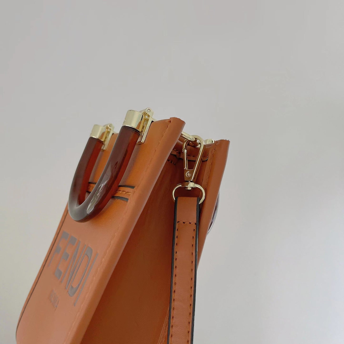 Klasická kabelka s crossbody popruhem
