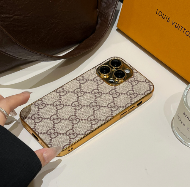 Luxusní klasické pouzdro na iPhone s monogramem a galvanicky pokovenými zlatými okraji