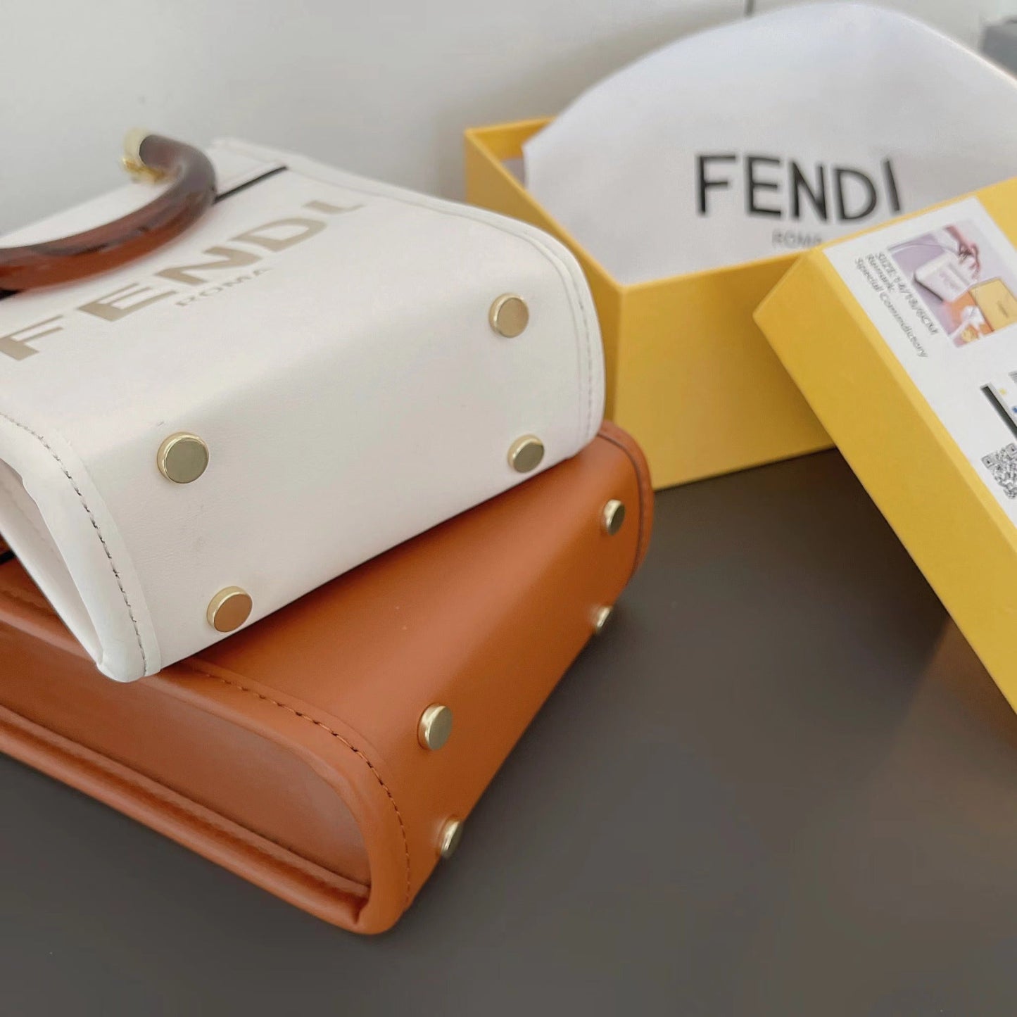 Klasická kabelka s crossbody popruhem