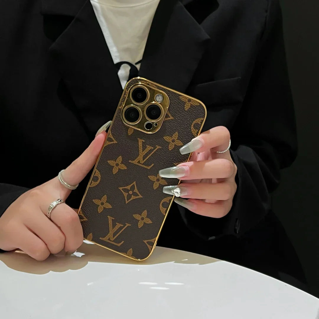 Luxusní klasické pouzdro na iPhone s monogramem a galvanicky pokovenými zlatými okraji
