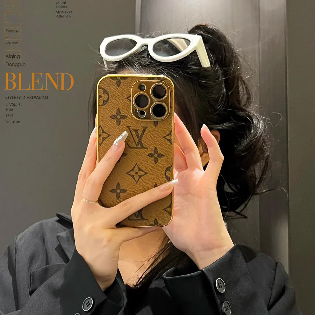 Luxusní klasické pouzdro na iPhone s monogramem a galvanicky pokovenými zlatými okraji