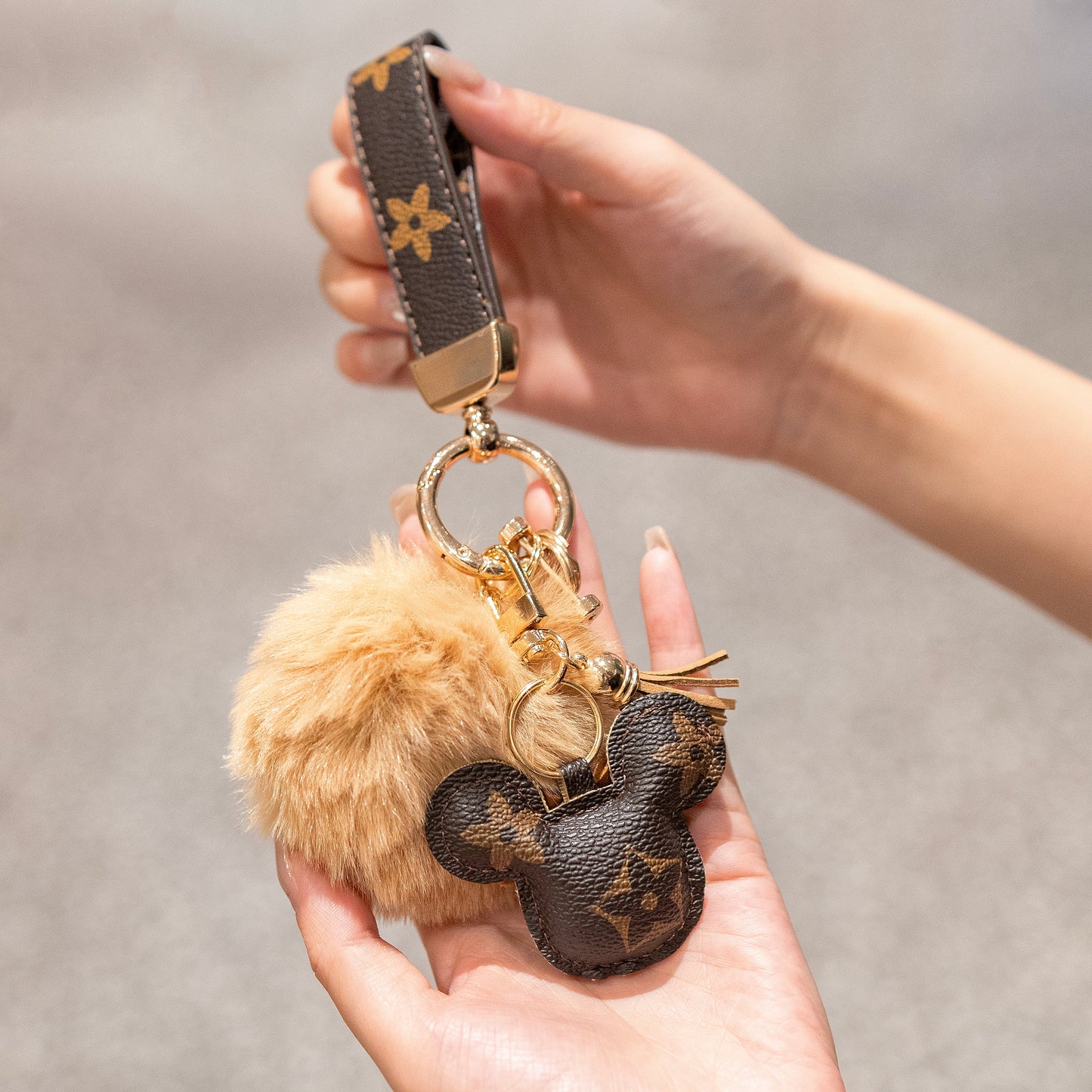 Luxus Mickey kulcstartó – műbőr & Fur Pom Charm