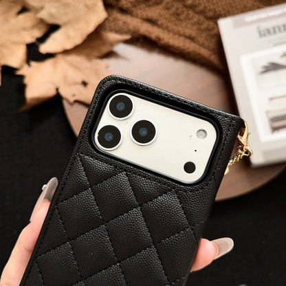 Luksusowe, pikowane etui na iPhone'a z portfelem i złotym zapięciem z frędzlami
