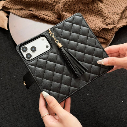 Luksusowe, pikowane etui na iPhone'a z portfelem i złotym zapięciem z frędzlami