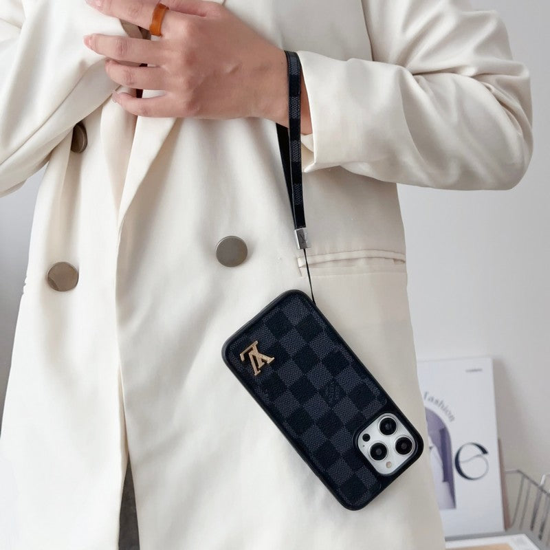Luxuriöse klassische iPhone-Hülle mit brauner Handkette