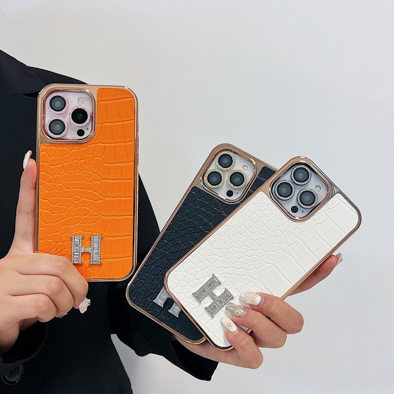 Klassische iPhone-Hülle aus Roségold mit Diamant-Logo