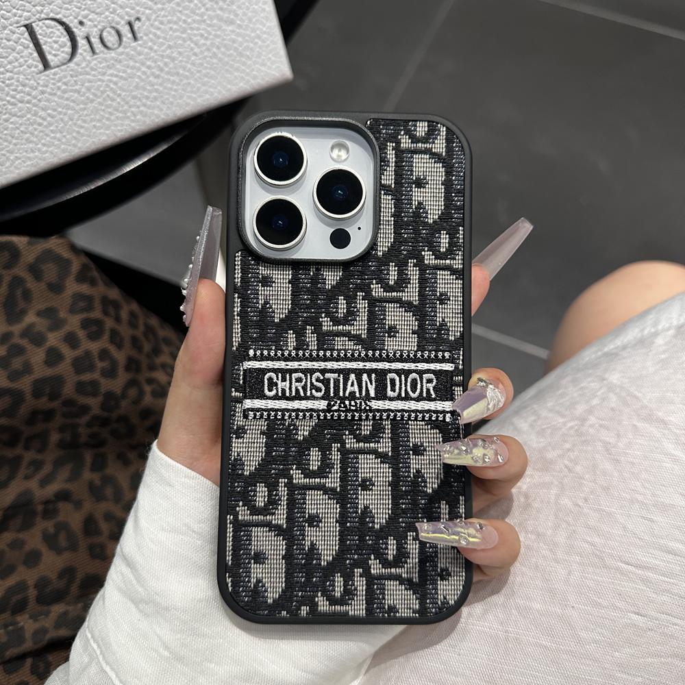 Dizajnovo inšpirované látkové puzdro na iPhone s vyšívaným detailom
