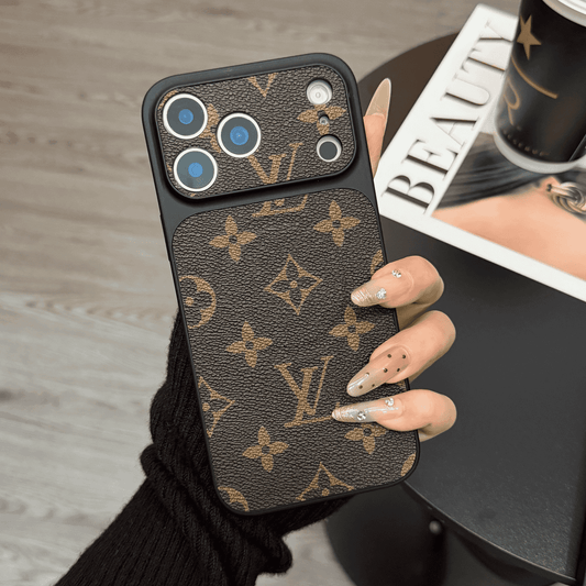 حافظة هاتف iPhone جلدية كلاسيكية Monogram من MagSafe