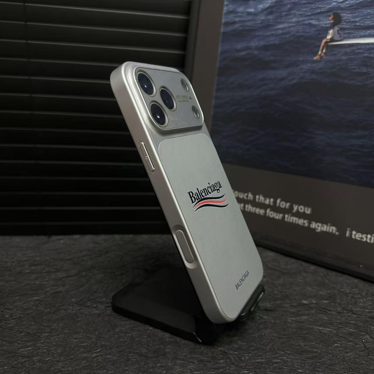 Coque de protection mate pour iPhone inspirée de Balenciaga avec protection intégrale des objectifs