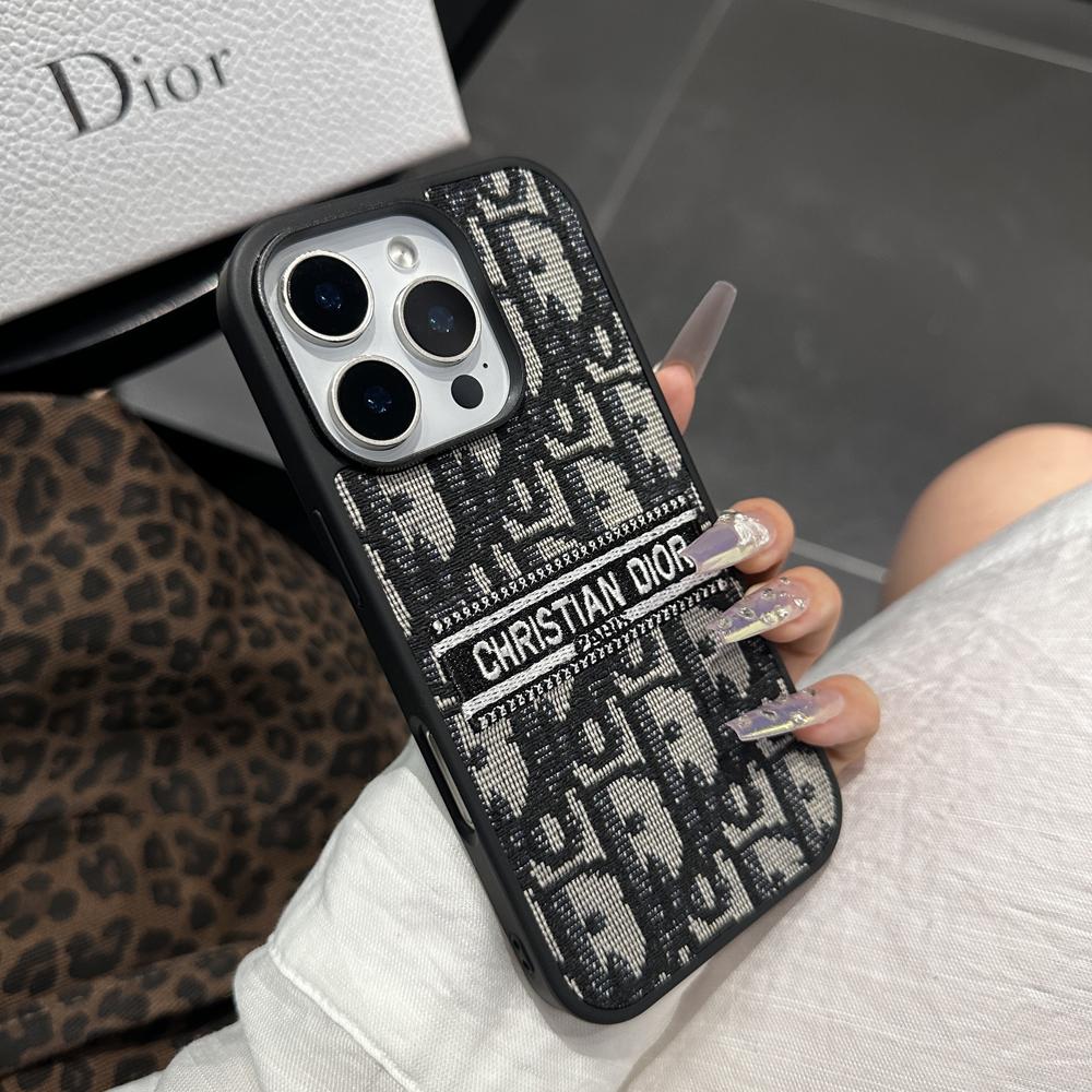 Dizajnovo inšpirované látkové puzdro na iPhone s vyšívaným detailom